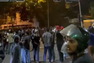 இலங்கை பிரதமர் ரணில் விக்ரமசிங்கே வீட்டிற்கு போராட்டக்காரர்கள் தீ வைப்பு