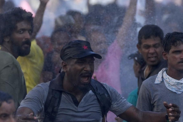 பொலிஸாரின் கண்ணீர்புகையில் வேட்பாளர் உயிரிழப்பு! | Candidate Killed In Police Tear Gas