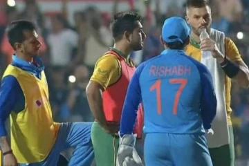 போட்டிக்கு நடுவே தென் ஆப்பிரிக்க வீரரை உதைத்த சஹால்! வைரலாகும் வீடியோ