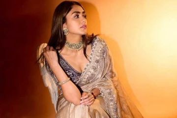 டிரான்ஸ்பரண்ட் சேலையில் மயக்கும் நடிகை மிருணாள் தாகூர்!! அழகிய புகைப்படங்கள்..