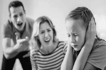 பெற்றோர்களே..ஒருபோதும் இந்த வார்த்தைகளை உங்க குழந்தைகளிடம் சொல்லிடாதீங்க!