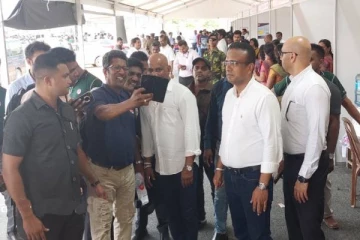 யாழ் மண்ணில் முன்னாள் நட்சத்திர கிரிக்கெட் வீரர்! புகைப்படம் எடுக்க குவித்த பொதுமக்கள்