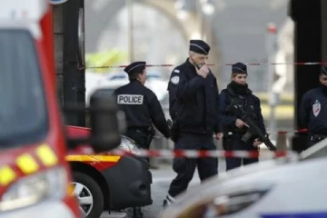 பிரான்ஸில் உள்ள நகரம் ஒன்றில் வெடிகுண்டால் வணிக வாளாகத்துக்குள் ஏற்பட்ட பரபரப்பு!