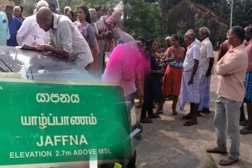 இராணுவத்திற்கு காணிகளை வழங்க முயற்சித்த அதிகாரிகளை துரத்தியடித்த யாழ் மக்கள்.