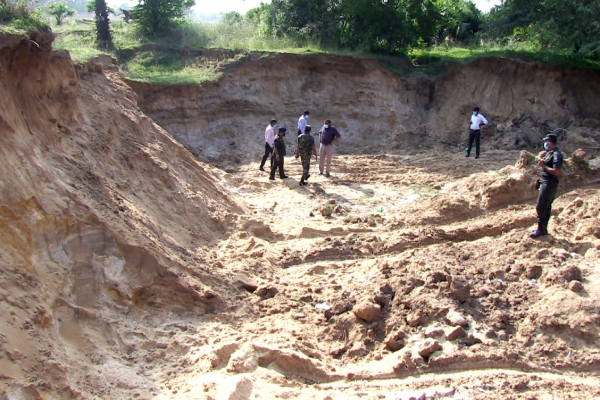 இயக்கச்சியில் இருந்து யாழ்ப்பாணத்திற்கு சட்டவிரோத மணல் அகழ்வு! | Illegal Sand Mining In The Drive