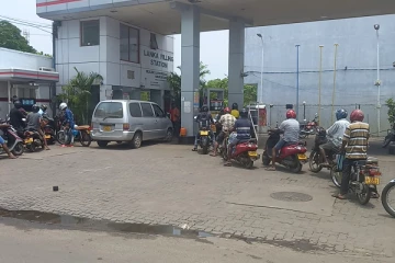 எரிபொருட்களை பெற்றுக்கொள்ள அவதியுறும் யாழ்.மக்கள் (Photos)