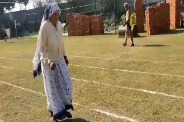 49 விநாடிகளில் 80 வயது பாட்டியின் அசத்தலான முடிவு | 80 Yr Old Woman From Meerut Completes 100 M Race