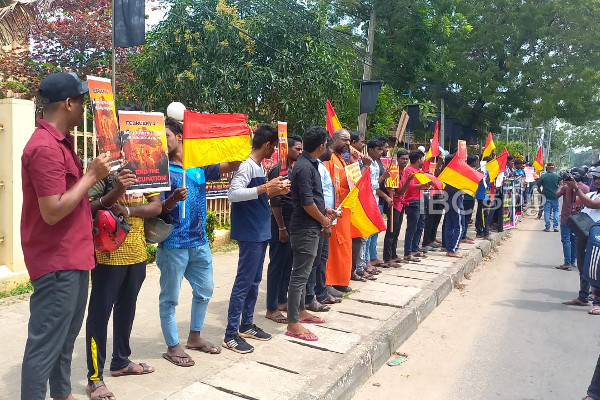 யாழ் நகரமெங்கும் குவிக்கப்பட்டுள்ள சிறிலங்கா படையினர் மற்றும் காவல்துறையினர்! | Jaffna Security Beefed Up Protest Against Ranil