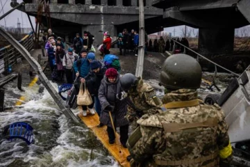 முற்றிலும் உருக்குலைந்து போன உக்ரைனியே நகரம்: கூட்டம் கூட்டமாக பதறியடித்து ஓடும் மக்கள்