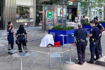 நியூயோர்கிலுள்ள மருந்தகம் அருகே முதியவரின் சடலம் மீட்பு!