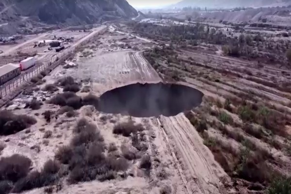சிலி நாட்டில் திடீரென உருவான பாரிய மர்ம குழி? | Mysterious Large Sinkhole Near Copper Mine
