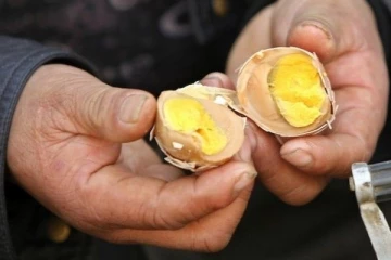 சிறுநீரில் வேகவைத்த முட்டை; விரும்பி உண்ணும் மக்கள் - அதில் அப்படி என்ன இருக்கு?