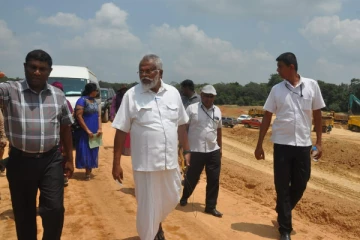 கள விஜயத்தின் போது சட்டவிரோத மணல் அகழ்வு தொடர்பில் கவனம் செலுத்திய டக்ளஸ் (Photos)