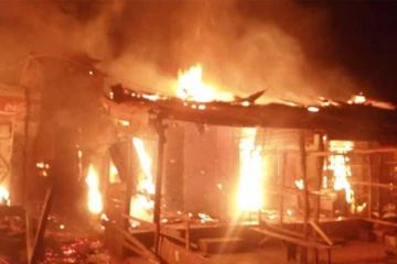 சுமார் இரு ஏக்கர் பரப்பளவைக் கொண்ட களஞ்சியசாலையொன்றில் பாரிய தீப்பரவல்