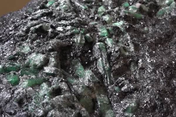 வெளிநாடொன்றில் கண்டுபிடிக்கப்பட்ட பிரமாண்ட மரகத கல் | World S Largest Emerald Embedded Stone