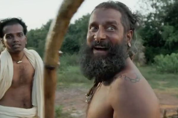 ஆள் அடையாளம் தெரியாத அளவிற்கு மாறிய நடிகர் விக்ரம்.. எப்படி இருக்கிறார் பாருங்க | Vikram Latest Photo