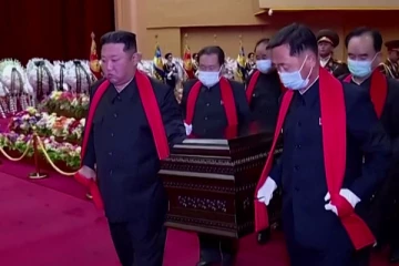 உடலை சுமந்து சென்று அடக்கம் செய்த அதிபர் கிம்!