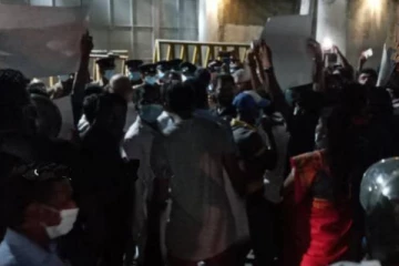 பிள்ளையானின் அலுவலகத்திற்கு முன் குவிந்த பொலிஸார்!