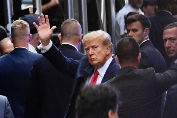 அமெரிக்காவின் முன்னாள் ஜனாதிபதி டொனால்ட் டிரம்ப் அதிரடி கைது! | Former America President Donald Trump Arrested