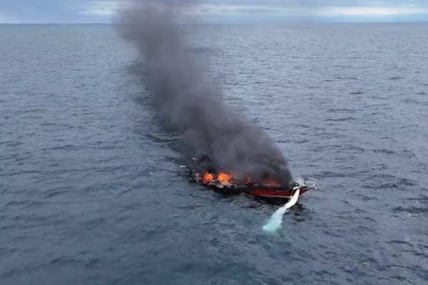 கனடாவில் படகு எரிந்து சேதமாகியதில் சிறுவன் காயம் | Teen Man Injured After Boat Catches Fire
