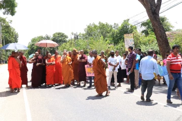 கிழக்கு ஆளுநரை எதிர்த்து ஆர்ப்பாட்டத்தில் குதித்த பௌத்த பிக்குகள் (படங்கள்)