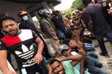 உக்கிரமடைந்த கலவரம்! - அரச ஆதரவலாளர்களை மடக்கிப் பிடித்து தாக்கும் மக்கள்!!
