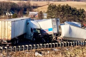 அமெரிக்காவில்  கோர  விபத்து; ஸ்தம்பித்த போக்குவரத்து