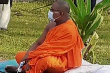 திடீரென நடு வீதியில் அமர்ந்து உண்ணாவிரதத்தில் ஈடுபட்ட தேரர்!