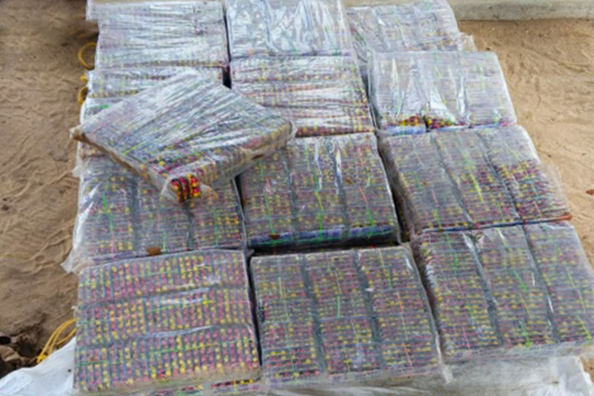 கடற்படையினர் சோதனையில் புதர்க்காட்டில் சிக்கிய சட்டவிரோத பொருட்கள் | Illegal Items Seized In Navy Surprise Raid