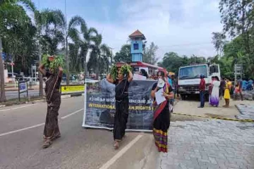 தீச்சட்டி ஏந்தி உறவுகள் நீதி கேட்டு போராட்டம்