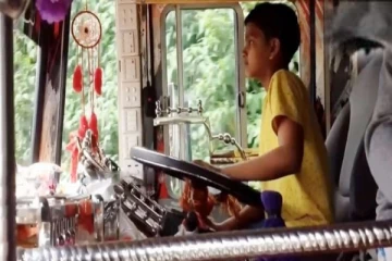 பேருந்தை செலுத்திய பாடசாலை மாணவனால் பரபரப்பு!