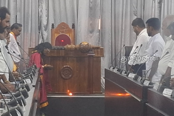 19 ஆண்டுகள் கடந்தும் கிடைக்காத நீதி! செஞ்சோலை வளாகத்தில் உயிரிழந்த உறவுகளுக்கு அஞ்சலி | Mullaitivu Sencholai Complex Deaths Tribute