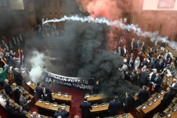 பாராளுமன்றத்தில் புகை குண்டுகளை வீசி தாக்குதல் நடத்திய எதிர்க்கட்சியினர்