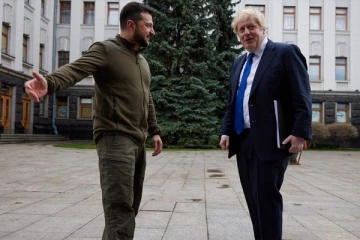 போர் பதற்றத்திற்கு மத்தியில் உக்ரைன் ஜனாதிபதியை சந்தித்தார் போரிஸ் ஜோன்சன் - ஆயுதங்கள் வழங்குவதாக உறுதி