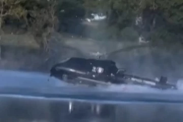 பிரான்சில் தீயை அணைக்க சென்ற ஹெலிகாப்டர், குளத்தில் விழுந்து விபத்து