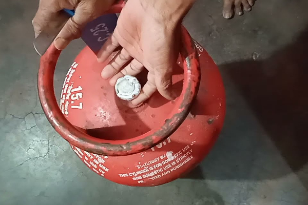 gas cylinder இன் ஆயுள் காலம் தெரியுமா? இது தெரியாம பயன்படுத்த வேண்டாம்... ஆபத்து! | Lifetime Of Gas Cylinder