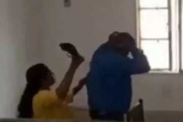 பெரிய வேலை செய்றீங்கனு நினைப்பா? பேராசிரியருக்கு சரமாரியான செருப்படி - வைரலாகும் வீடியோ!