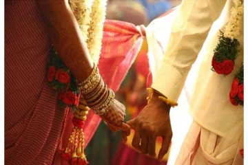 பள்ளி மாணவனை காதலித்து திருமணம் செய்த பெண் ஆசிரியை ; போக்சோ சட்டத்தில் அதிரடியாக கைது