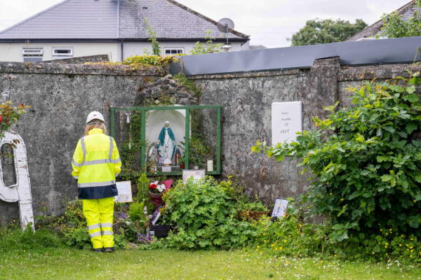 அயர்லாந்தை உலுக்கும் மரணக் காப்பகம் ; 11 குழந்தைகளின் உடலங்கள் மீட்பு | Death Shakes Ireland Archives Bodies 11Children அயர்லாந்தை உலுக்கும் மரணக் காப்பகம் ; 11 குழந்தைகளின் உடலங்கள் மீட்பு | Death Shakes Ireland Archives Bodies 11Children