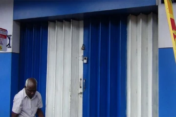 நள்ளிரவு நேரம் அதிகரித்த விலை-கடைகளை மூடிய வர்த்தகர்கள்