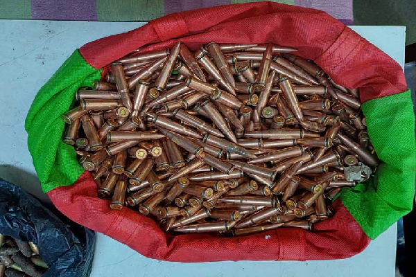 சிறைச்சாலை அதிகாரியின் வீட்டிலிருந்து கண்டுபிடிக்கப்பட்ட பயங்கர ஆயுதங்கள் | Firearms And Drugs Were Found Jailer S House