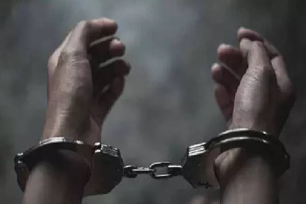 போதைப் பொருளுடன் சிக்கிய 19 வயதுடைய பெண் ; இரகசிய தகவலால் ஆணொருவரும் கைது | 19 Year Old Woman Caught With Drugs