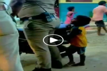 காவலர்களின் வாக்கி டாக்கியை அமுக்கி விளையாண்ட சிறுவன்.. வைரலாகும் வீடியோ.. நெல்லை குசும்பு!