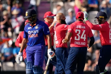 ඉන්දීය කණ්ඩායම කඩුලු 10කින් පහසුවෙන්, පරදා එංගලන්තය අවසන් මහා තරගයට