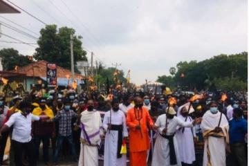 சாவகச்சேரிமண்ணில் “தீப்பந்தத்துடன்” எழுச்சி பெற்ற பொத்துவில் - பொலிகண்டி மக்கள் பேரணி