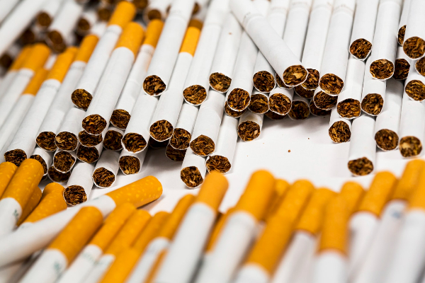 விசேட அதிரடிப் படையினருக்கு கிடைக்கப்பெற்ற இரகசியத் தகவல்! பெரும்தொகை சிகரட்டுக்கள் மீட்பு - ஐபிசி தமிழ்