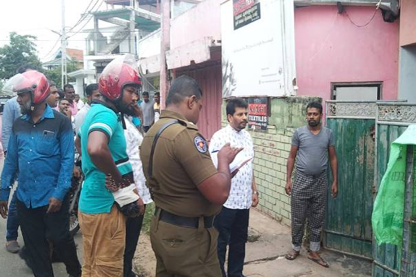 புத்தளத்தில் கோழி இறைச்சி விற்பனை நிலையத்தில் இருந்து சடலமாக மீட்கப்பட்ட நபர்! | Dead Body Recovered Chicken Meat Outlet Puttalam