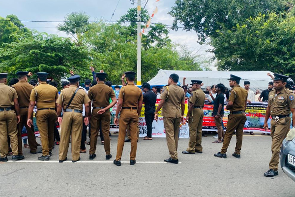 எங்களது போராடும் உரிமை பறிக்கப்பட்டுள்ளது: யாழ் பல்கலை மாணவர் ஒன்றியம்(படங்கள்) | Batticaloa Farmers Protest About Jaffna Univercity