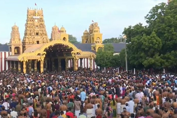 வரலாற்று பிரசித்தி பெற்ற  யாழ் நல்லூர் கந்தசுவாமி ஆலய இரதோற்சவம் இன்று! பெரும் திரளென கலந்துகொண்ட பக்தர்கள் | Today Is Historic Nalliyampathy Akara Kandaswamy