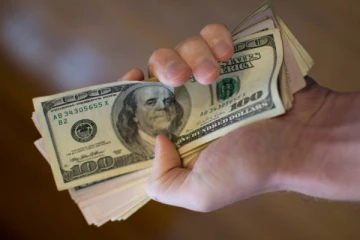 வெளிநாடு ஒன்றில் பெருந்தொகை டொலர்களை மோசடி செய்த இலங்கையர்